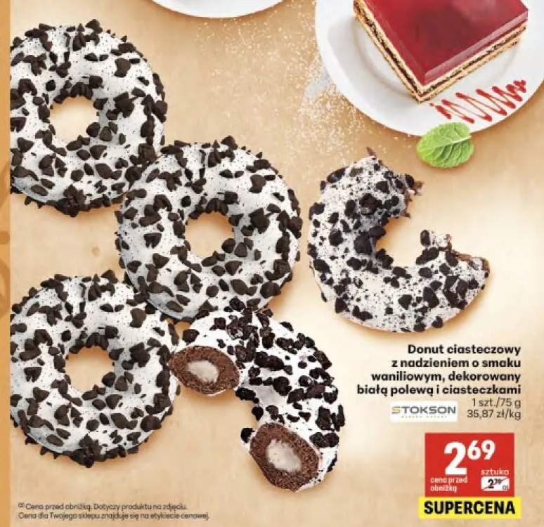 Donut ciasteczkowy z nadzieniem o smaku waniliowym dekorowany białą polewą i ciasteczkami Stokson